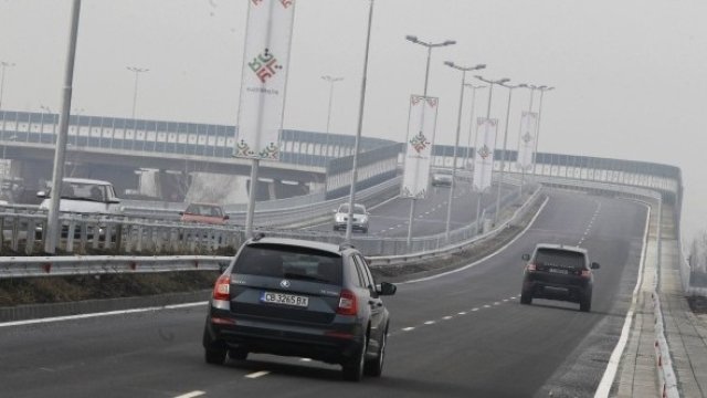 <p>
	Мъглата в София е предпоставка за завишаване на нивата на фини прахови частици във въздуха.&nbsp;<em>Снимка: Олег Попов, Investor Media Group</em></p>
