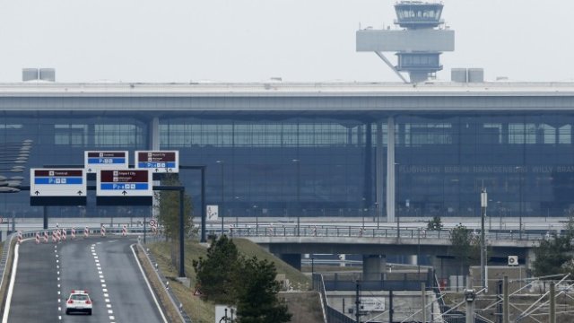 <p>
	Изглед към недовършеното летище. <em>Снимка: Ройтерс</em></p>
