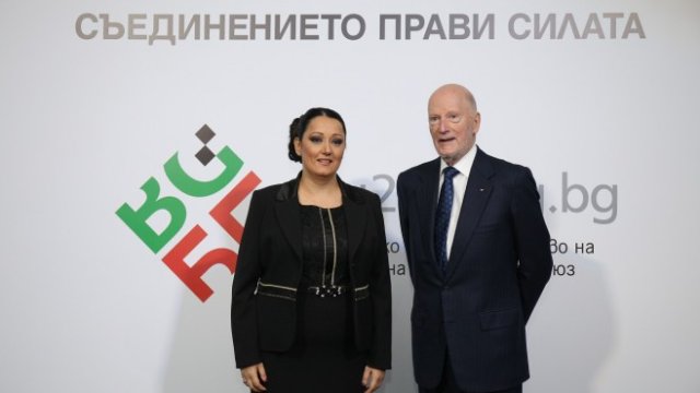 <p>
	Министърът за председателството Лиляна Павлова и Симеон Сакскобургготски.<em> <span lang="bg-BG">Снимка: </span>БТА&nbsp;&nbsp;</em></p>
