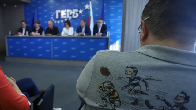 <p>
	Деница Сачева, Томислав Дончев, Десислава Атанасова, Делян Добрев, Тома Биков дадоха пресконференция в централата на партия Герб днес, 14 юни.<em> БГНЕС/БЛАГОЙ КИРИЛОВ&nbsp;</em></p>
