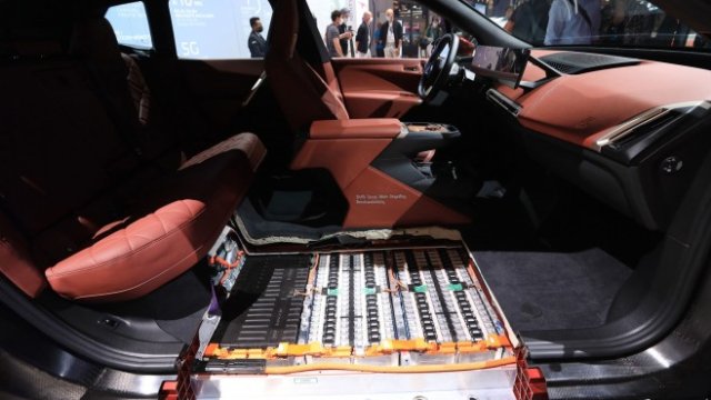 <p>
	<em>Интегрирана в пода на BMW iX батерия. Снимка: Bloomberg L.P.</em></p>
