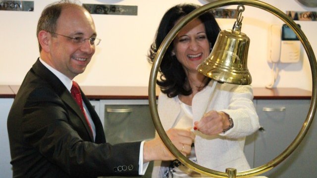 <p>
	Изпълнителният директор на Експат Капитал&nbsp;Николай Василев и&nbsp;председателят на КФН&nbsp;Карина Караиванова. <em>Снимка: БТА</em></p>
