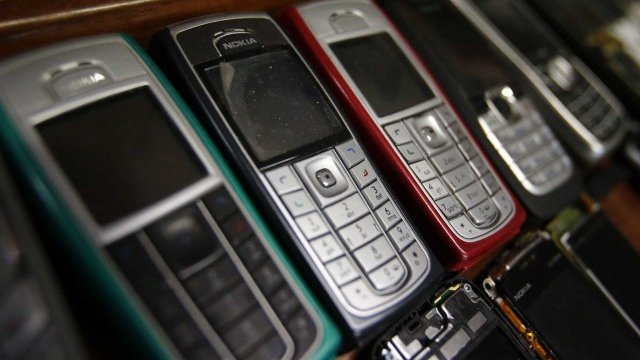 <p>
	Nokia остава силна в продажбите на &quot;традиционни&quot; мобилни телефони, но те носят по-ниска печалба. <em>Снимка: Ройтерс</em></p>
