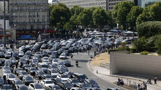 <p>
	Протестите на таксиметровите шофьори срещу Uber в Париж през юни <em>Снимка: Ройтерс</em></p>
