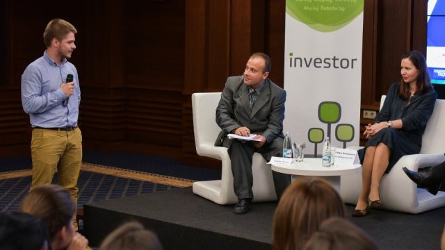 <p>
	Любомир Янчев (вляво). <em>Снимка: Investor.bg</em></p>
