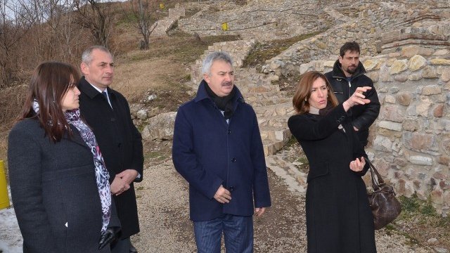 <p>
	Ангелкова разгледа възстановената наскоро крепост &bdquo;Монтанезиум&ldquo; над Монтана. <em>Снимка: БТА</em></p>
