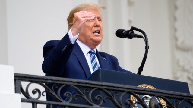 <p>
	Само 29 процента от анкетираните засвидетелстват подкрепа за Тръмп и за неговата администрация. <em>Снимка: EPA</em></p>
