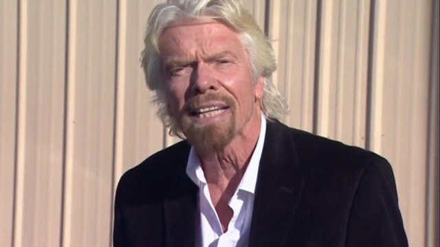 <p>
	Ричард Брансън на пресконференция след катастрофата. <em>Снимка: Ройтерс</em></p>
