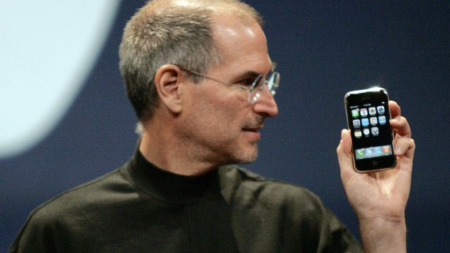 <p>
	2007 г. - Джобс представя първия iPhone. <em>Снимка: Ройтерс</em></p>
