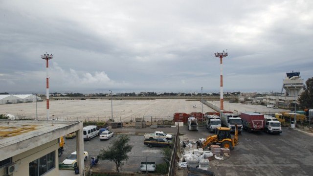 <p>
	Изоставеното летище в близост до Атина е един от най-апетитните активи, предвидени за приватизация. <em>Снимка: Ройтерс</em></p>
