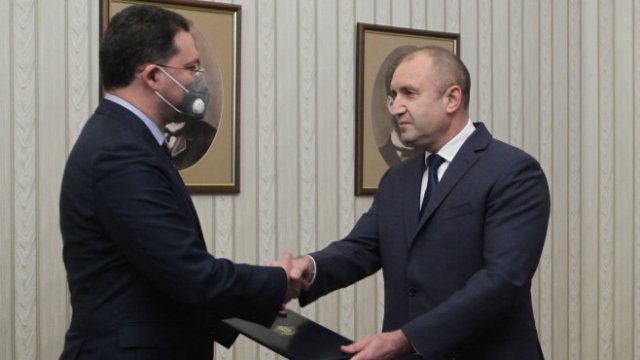 <p>
	<em>Румен Радев връчи мандат за съставяне на правителство на кандидата за министър-председател, посочен от най-голямата парламентарна група в 45-ото Народно събрание. Снимка: Димитър Кьосемарлиев, Investor Media Group</em></p>
