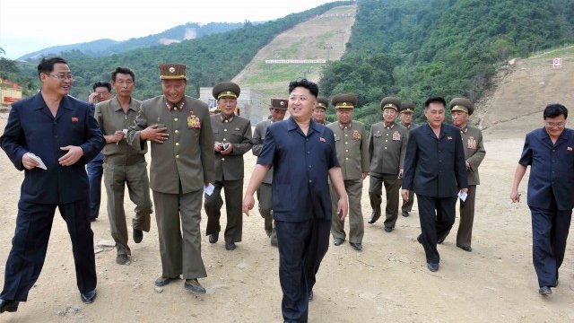 <p>
	Ким Чен Ун инспектира строежа на курорта, Снимка: Ройтерс</p>
