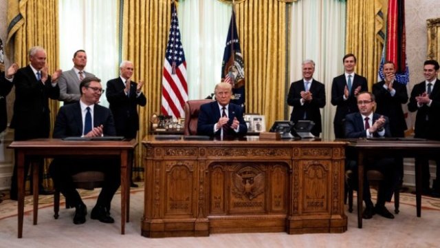 <p>
	Лидерите на Сърбия и Косово (вляво и вдясно) на срещата при бившия президент на САЩ Доналд Тръмп (в средата).<em> Снимка: Anna Moneymaker/Bloomberg</em></p>
