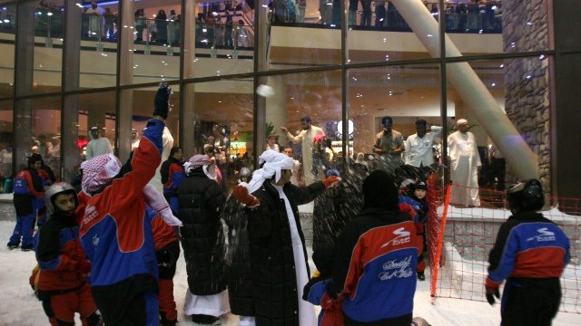 <p>
	Ski Dubai отвори врати през 2005 г. <em>Снимка: Ройтерс</em></p>
