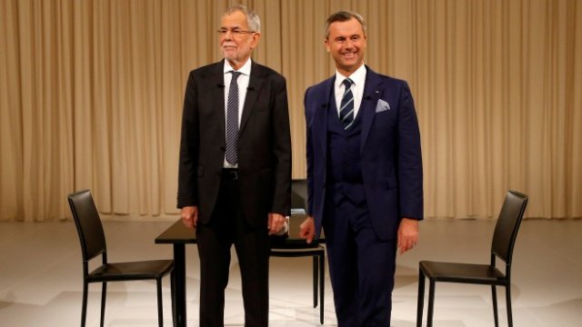 <p>
	Александър Ван Дер Белен (вляво) и Норберт Хофер (вдясно). <em>Снимка: Ройтерс</em></p>
