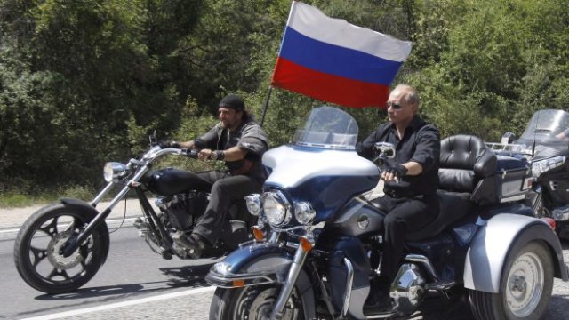 <p>
	Путин (като руски премиер) се среща през 2010 г. с руски и украински мотоциклетисти в Севастопол. <em>Снимка: EPA/SERGEI KARPUKHIN/POOL</em></p>
