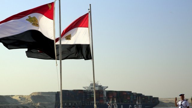 <p>
	Египет празнува помпозно откриването на новия Суецки канал. <em>Снимка: Ройтерс</em></p>
