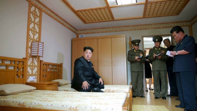 <p>
	Ким Чен-ун дава наставления по време на откриването на нов жилищен комплекс в Пхенян. <em>Снимка: Ройтерс</em></p>
