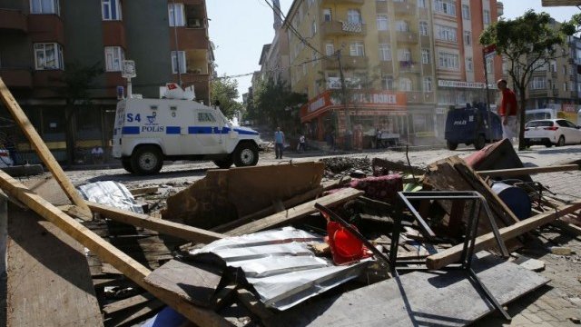 <p>
	Въоръжен патрул обикаля Истанбул след един от последните сблъсъци в града. <em>Снимка: Ройтерс</em></p>
