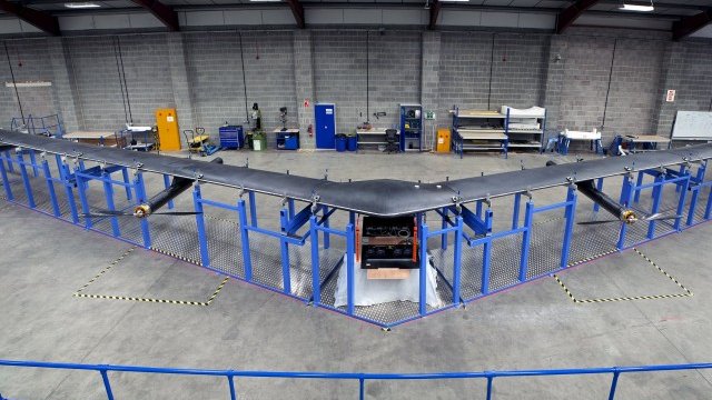 <p>
	Така изглежда дронът на Facebook. <em>Снимка: Ройтерс</em></p>
