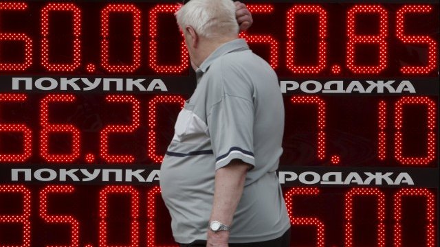 <p>
	Вследствие на санкциите икономиката на Русия забуксува. <em>Снимка: Ройтерс</em></p>
