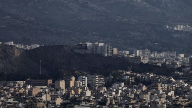 <p>
	<span lang="bg-BG">В Атина собствениците могат да отдават краткосрочно до две жилища за не повече от 90 дни годишно, и то ако доходът им не надвишава 12 хил. евро. <em>Снимка: Архив Ройтерс</em></span></p>
