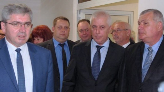 <p>
	<em><span lang="bg-BG">Подалият оставка министър на здравеопазването Николай Петров</span> (в средата). Снимка: МЗ</em></p>
