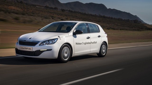 <p>
	Новият <a href="http://automedia.investor.bg/a/0-nachalo/22047-peugeot-308-pokaza-razhod-ot-2-8-l-100-km/">308 1.2 PureTech e-THP</a> постави рекорд по икономичност, регистрирайки разход на гориво от 2,85 л/100 км.<em> Снимка: Peugeot </em></p>
