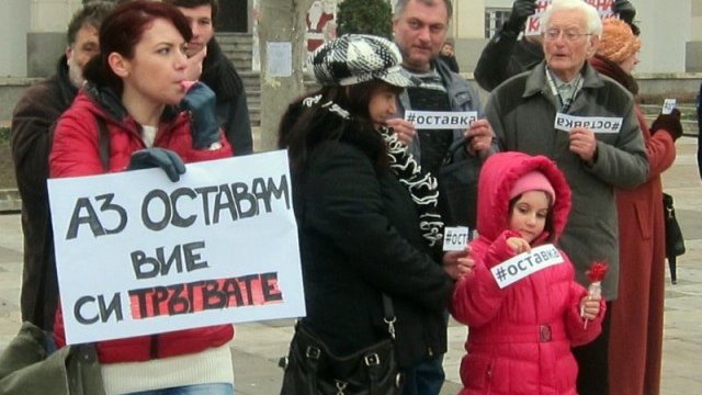 <p>
	В София се провеждат ежедневни антиправителствени демонстрации. Много хора обаче искат да останат в страната, въпреки отчаянието. <em>Снимка: БТА</em></p>
