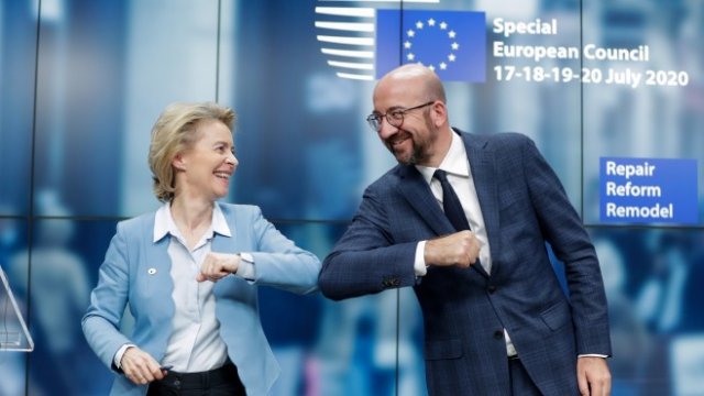 <p>
	Председателят на Европейската комисия Урсула Фон Дер Лaйен (ляво) и председателят на Европейския съвет Шарл Мишел (вдясно) се поздравяват в края на пресконференцията след четиридневна среща на върха на Европейския съвет в Брюксел, Белгия, 21 юли 2020 г.&nbsp; <em>Снимка: EPA / STEPHANIE LECOCQ / POOL</em></p>
