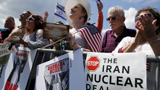 <p>
	Противници на сделката с Иран протестират във Вашингтон. <em>Снимка: Ройтерс</em></p>
