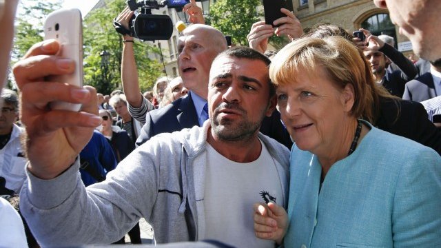 <p>
	Ангела Меркел на посещение в един от бежанските лагери <em>Снимка: Ройтерс</em></p>
