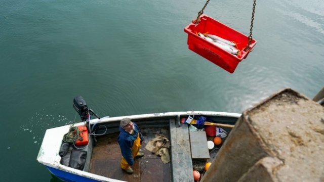 <p>
	Рибарският спор е една от ключовите пречки за сключване на споразумение. <em>Снимка: Ian Forsyth/Bloomberg</em></p>
