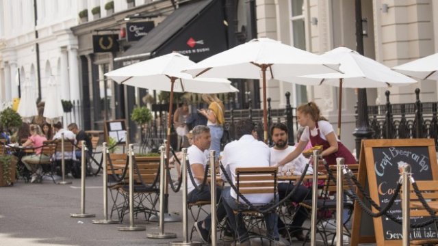 <p>
	Програмата за субсидиране на британците, които желаят да се хранят навън, оказа силно влияние на инфлацията.<em> Снимка: Bloomberg LP</em></p>
