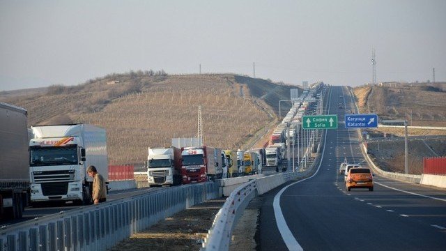 <p>
	По традиция гръцките фермери блокират границата си с нас през зимата. <em>Снимка: архив БТА</em></p>
