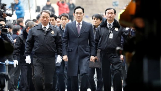 <p>
	Лий Дзие Юн пред съдебната сграда. <em>Снимка: Ройтерс</em></p>
