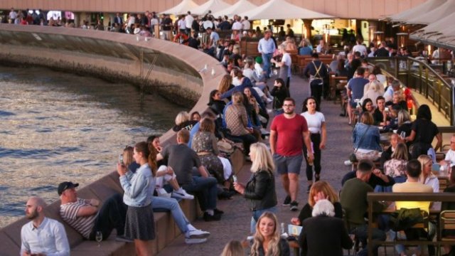 <p>
	Баровете и ресторантие в близост до операта в Сидни, Австралия, са отворени и социалният живот кипи. <em>Снимка: Bloomberg LP</em></p>
