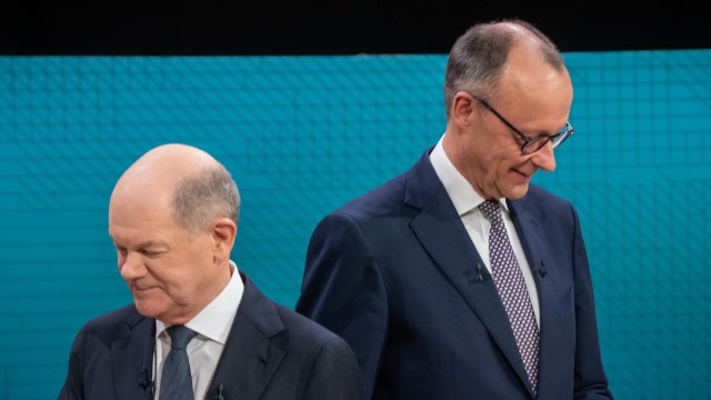 Олаф Шолц (вляво) и Фридрих Мерц (вдясно). Снимка: Bloomberg LP