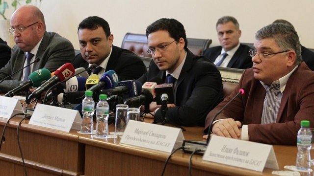 <p>
	Съвместна пресконференция за кризата с блокадата на Ивайло Московски, Даниел Митов и превозвачи <em>Снимка: БТА</em></p>
