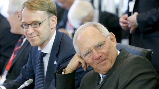 <p>
	Финансовият министър Шойбле (вдясно) ще разполага с повече пари благодарение на постигнатата по-висока печалба от ръководената от Вайдман Bundesbank. <em>Снимка: Ройтерс</em></p>
