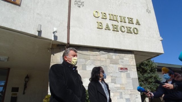 <p>
	Два са случаите на COVID-19 в Банско, стана ясно на брифинга, даден от кмета Иван Кадев и районния прокурор Ружена Кондева. <em>БГНЕС/БОЖИДАР СТОИЛОВ</em></p>
