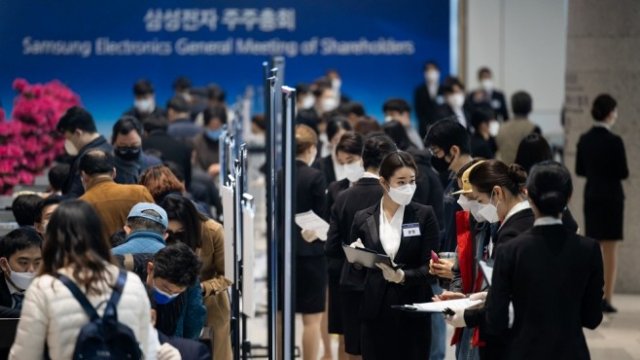 <p>
	Кадър от срещата на акционерите. <em>Снимка:&nbsp;SeongJoon Cho/Bloomberg</em></p>
