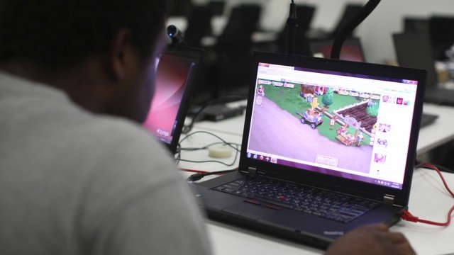 <p>
	Тестер работи над една от игрите на&nbsp;Zynga в централата на компанията в Сан Франциско. <em>Снимка: Ройтерс</em></p>
