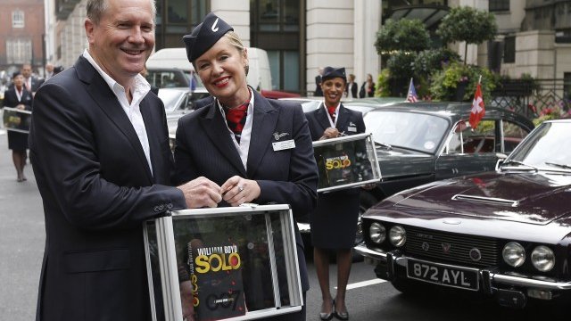 <p>
	Подписаните седем копия, запечатани в прозрачни куфарчета, отиват в 7 града по света, в които се развива действието от романа. <em>Снимка: Ройтерс</em></p>
