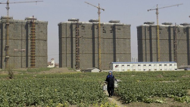 <p>
	Недовършен жилищен комплекс в континентален Китай. <em>Снимка: Ройтерс</em></p>
