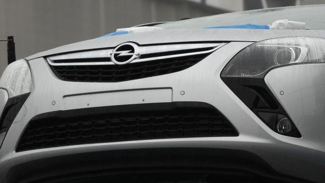<p>
	Скоро Opel Zafira може да започне да излиза от завода на Peugeot/Citroen във Франция<em>.</em><em>&nbsp;Снимка: Ройтерс</em></p>
