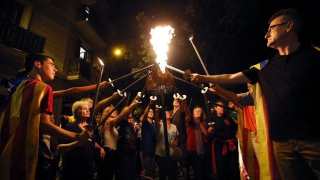 <p>
	Хора палят факли преди шествие в навечерието на &quot;Diada de Catalunya&quot; (Националния ден на Каталуния) в Барселона на 10 септември. <em>Снимка: Ройтерс</em></p>
