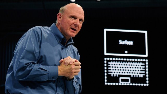 <p>
	Стив Балмър при представянето на&nbsp;Surface RT. <em>Снимка: Getty Images News</em></p>

