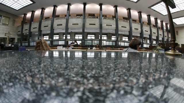 <p style="text-align: justify;">
	Паричният салон в БНБ. <em>Снимка: Ройтерс</em></p>
