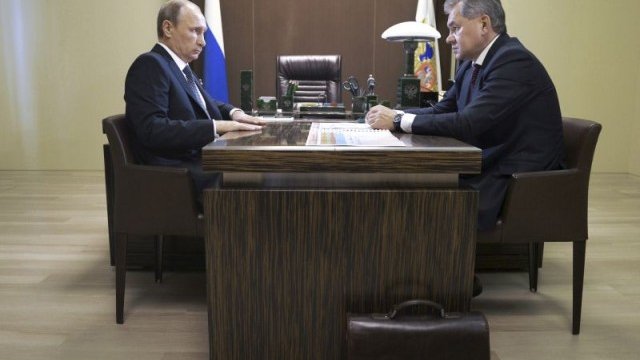 <p>
	Президентът и военният министър на Русия Владимир Путин (вляво) и Сергей Шойгу (вдясно) се срещнаха днес. Шойгу е информирал Путин за атаката с крилати ракети от Каспийско море.<em> Снимка: Ройтерс</em></p>
